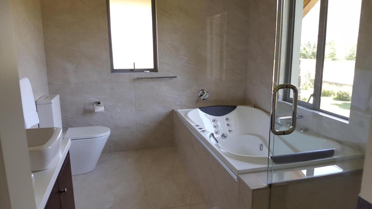 Golfcourse Road Chalets And Lodge Wanaka Bagian luar foto